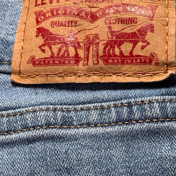 Levi's Bermuda Jean Shorts Blue Light Wash Size 33 - Picture 6 of 10